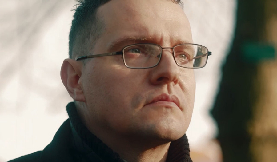 Adam spricht darüber wie er einem kleinen Mädchen das Leben retten konnte