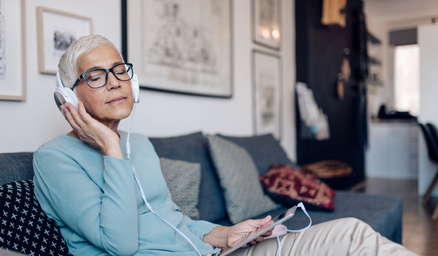 Patienten enspannt sich schmerzfrei mit Musik