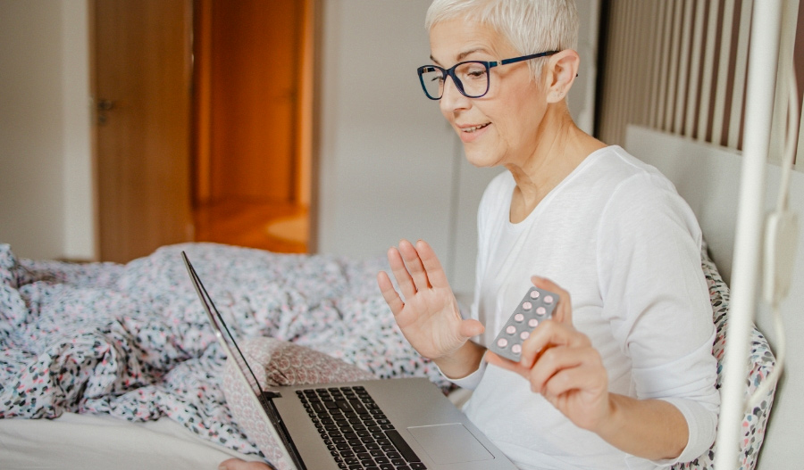 aeltere Frau mit Tablettendose