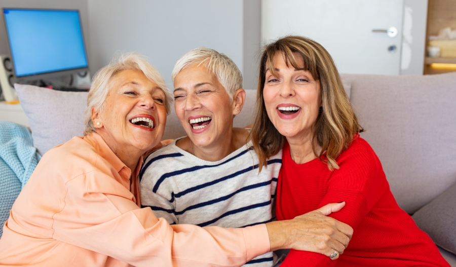 drei glückliche Frauen lachen gemeinsam